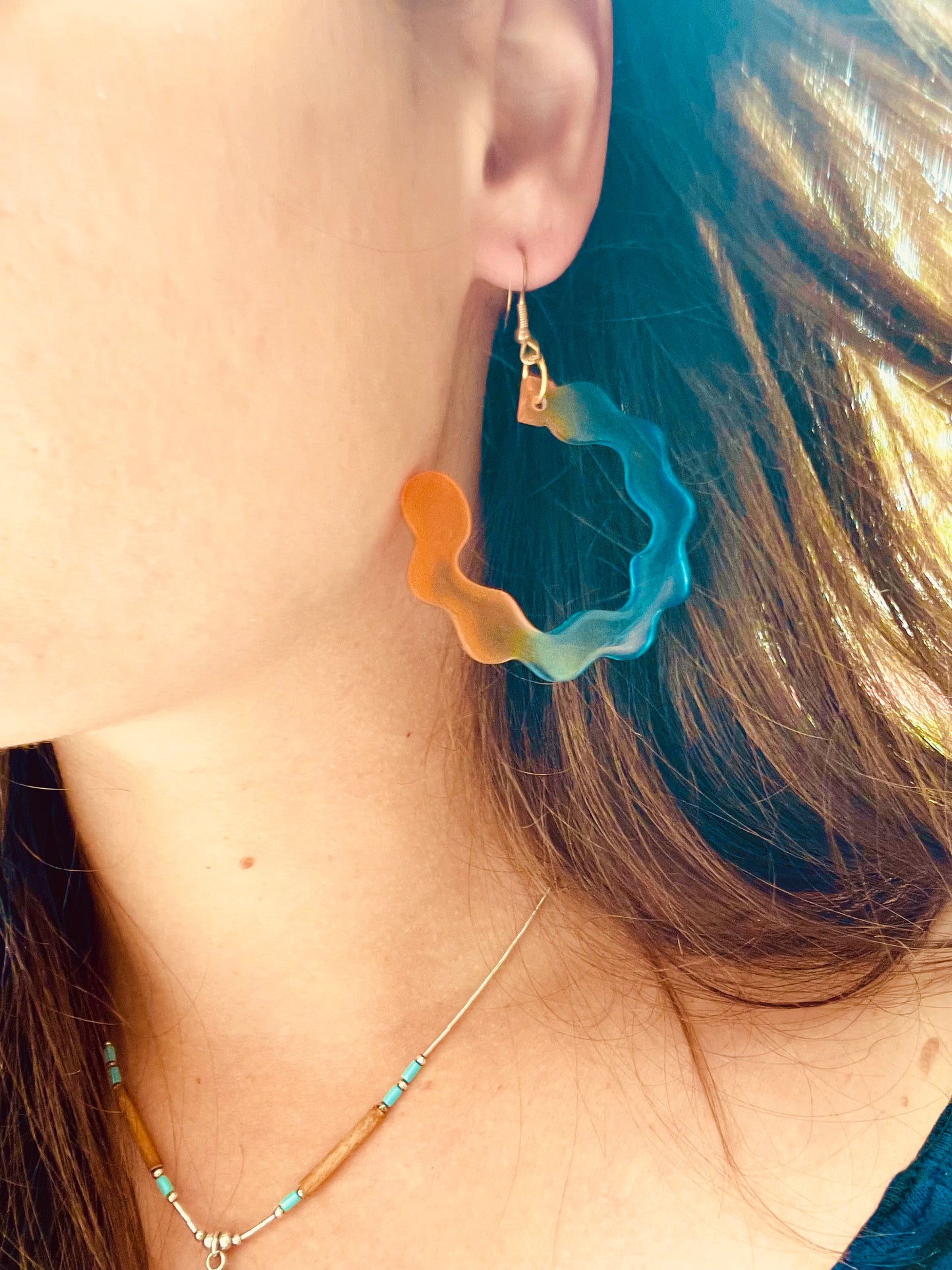Boucles d'oreilles vagues bleu et orange transparents