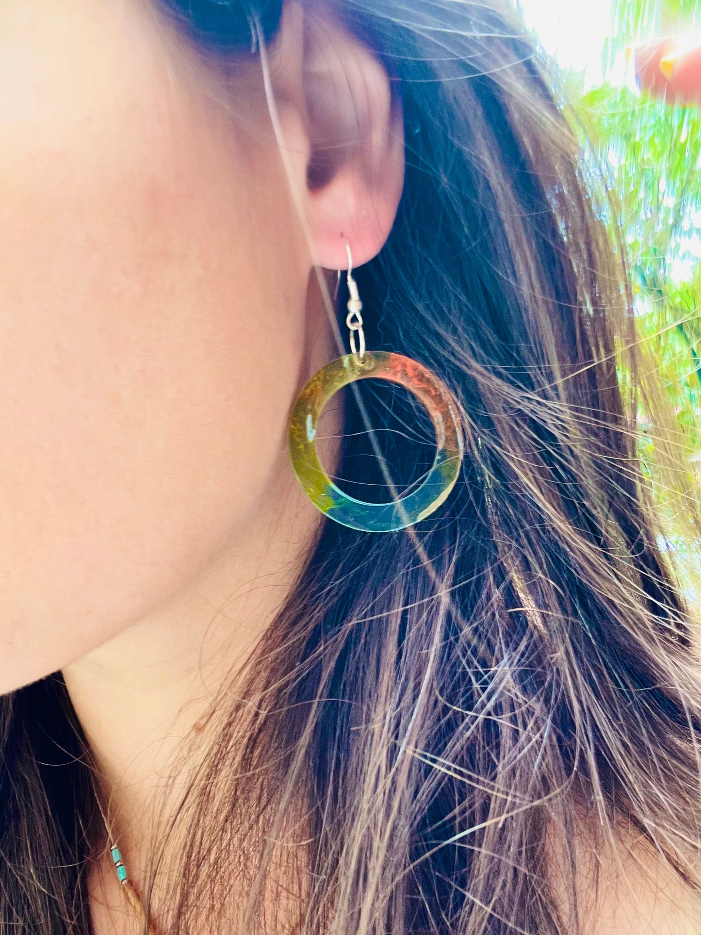 Les boucles d’oreilles SOLEIL anneaux transparent jaune orange rouge et bleu ☀️