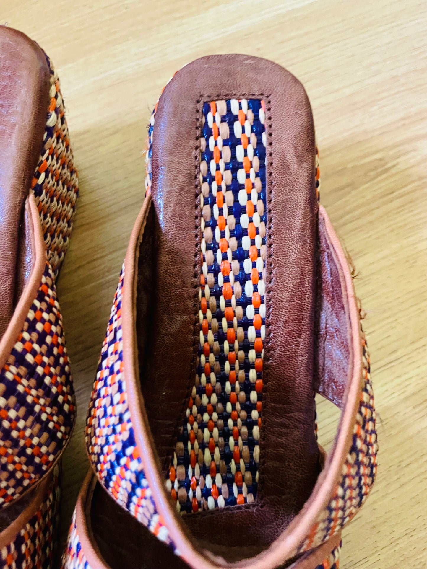 Sandales à talons compensés raphia et cuir Afrique