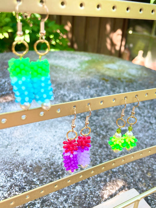 Boucles d’oreilles faites main perles violettes et rouges