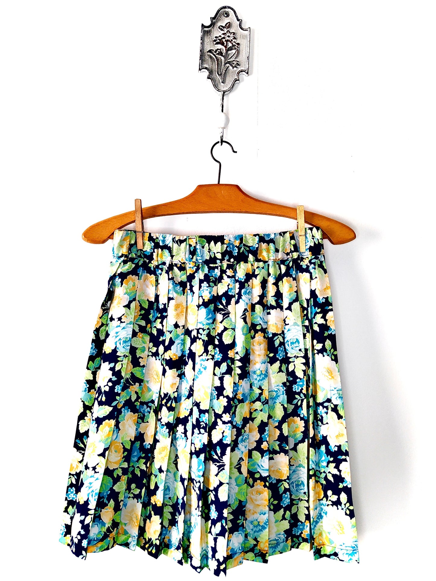 Jupe fleurie plissée bleue, verte et orange pastel