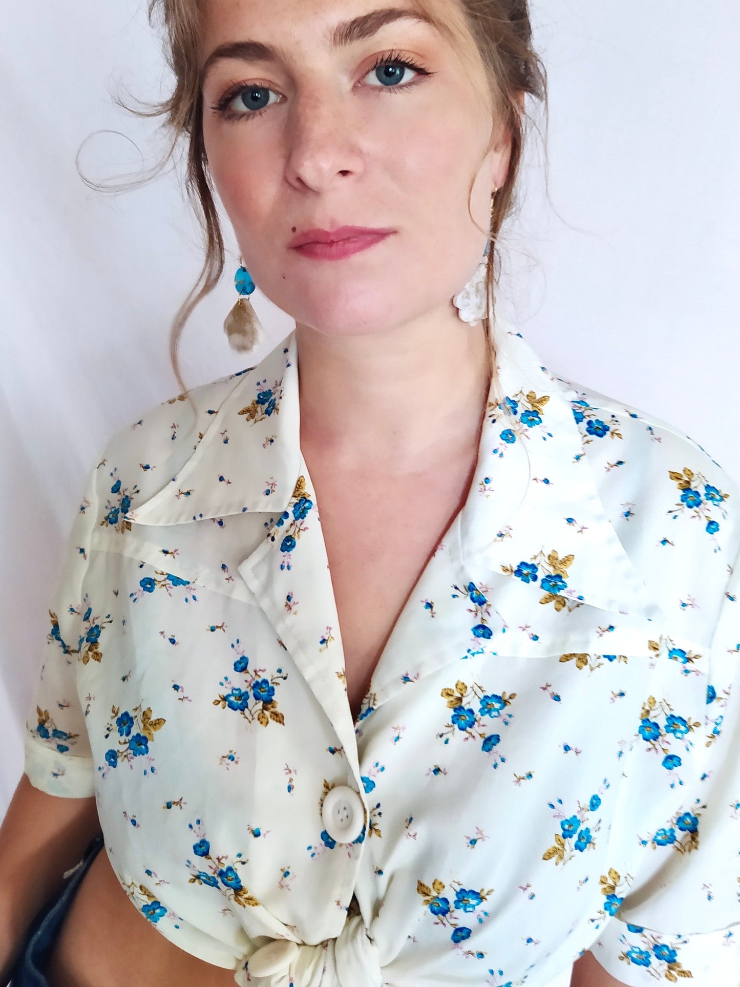 Chemise col pointu petites fleurs bleues