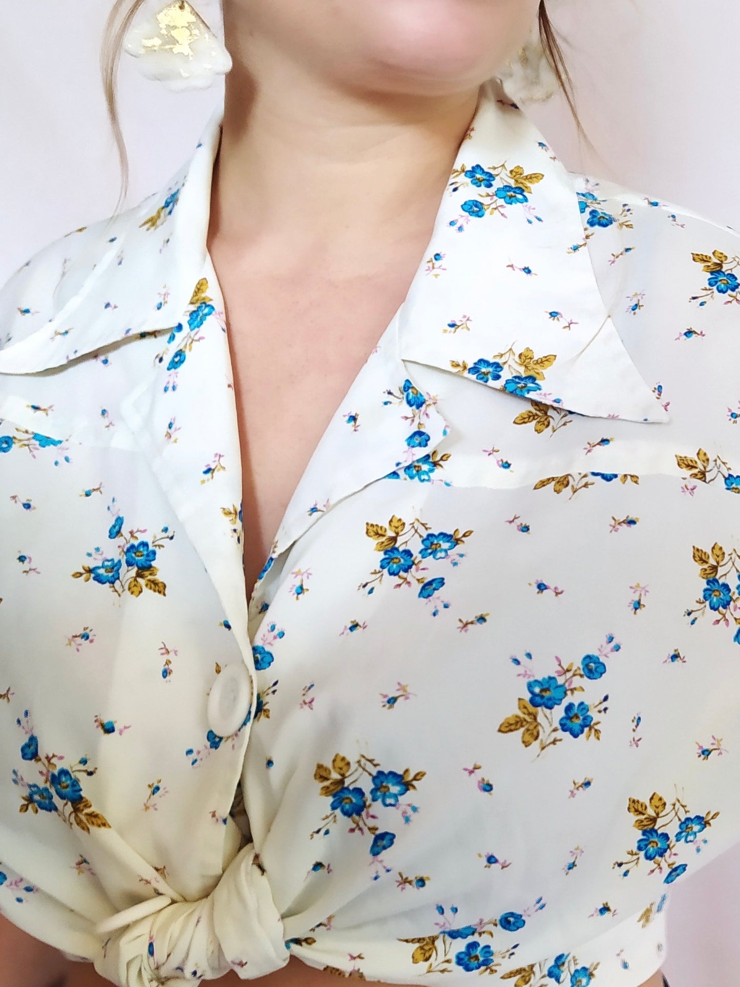 Chemise col pointu petites fleurs bleues