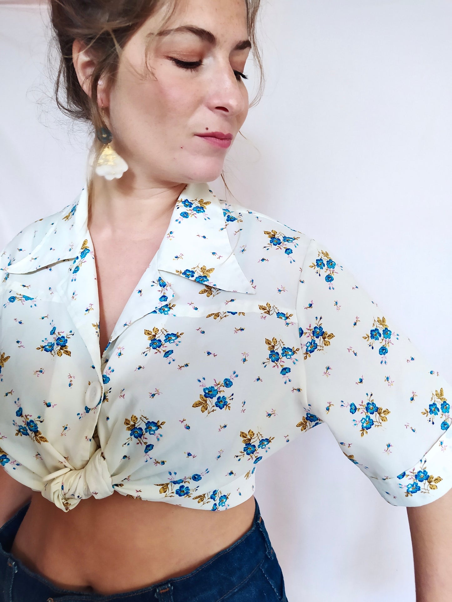 Chemise col pointu petites fleurs bleues
