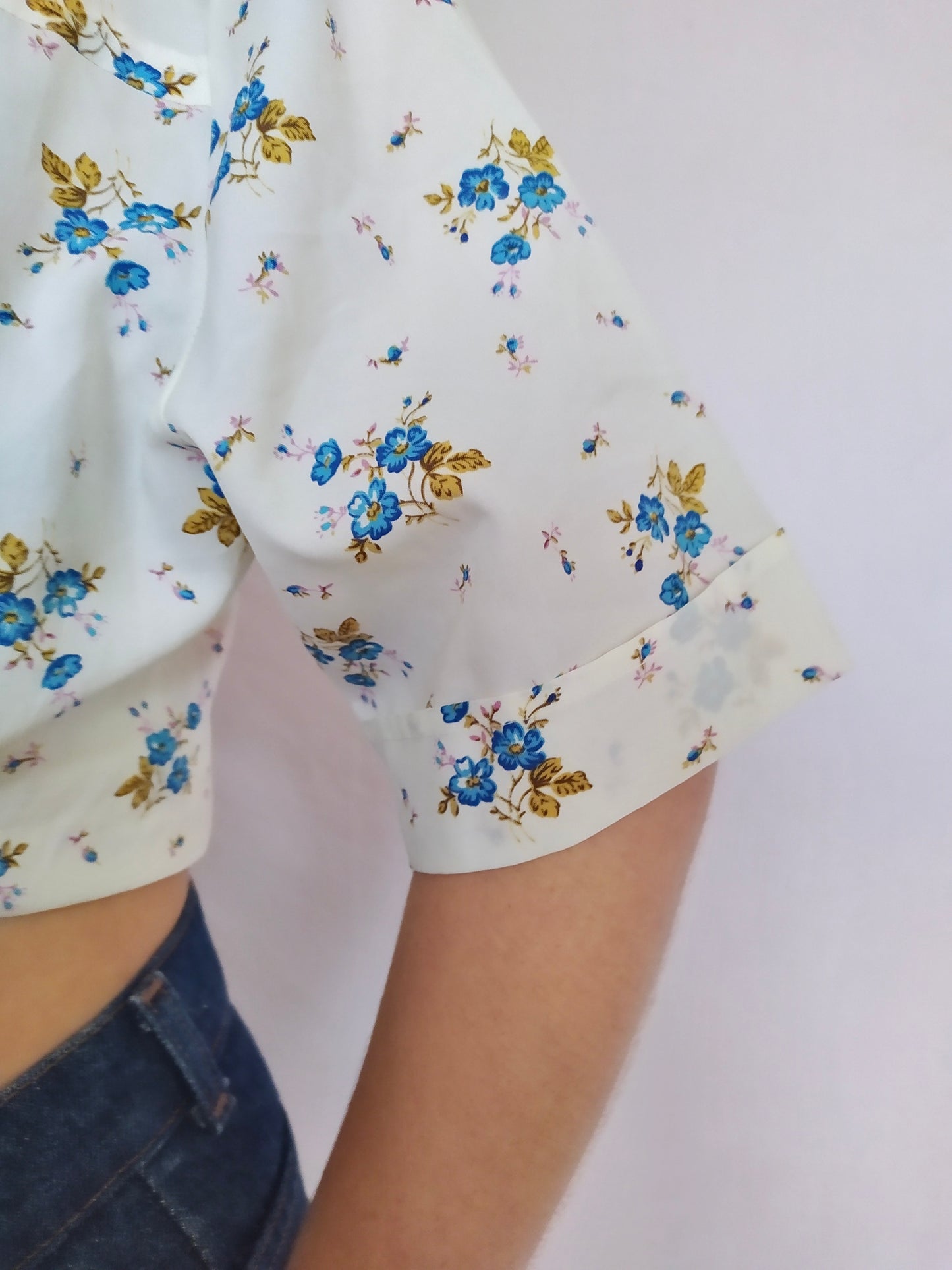 Chemise col pointu petites fleurs bleues