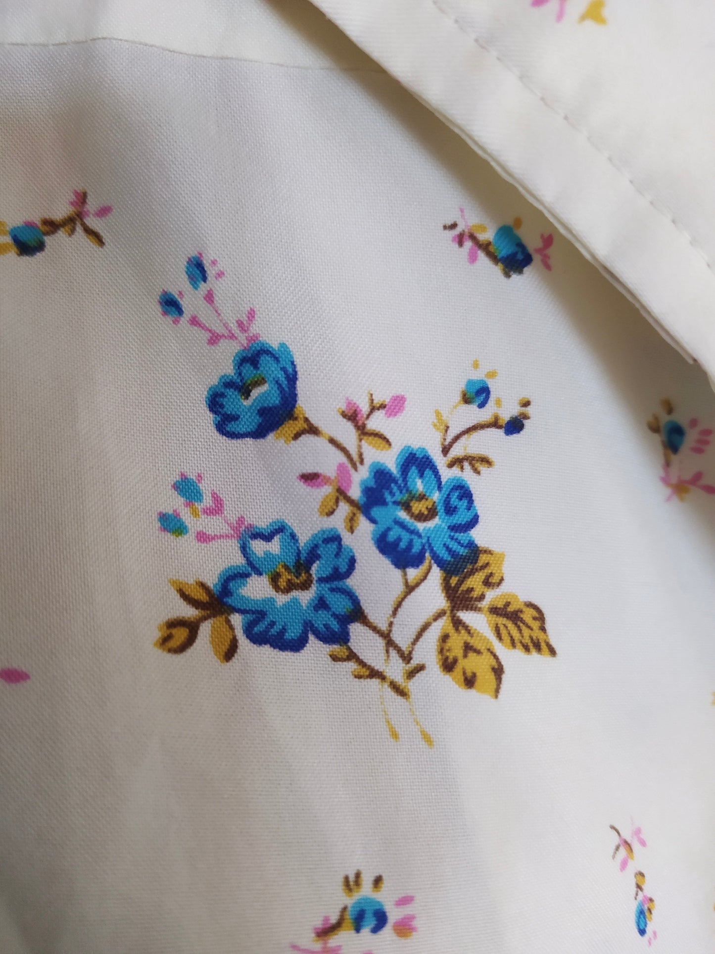 Chemise col pointu petites fleurs bleues