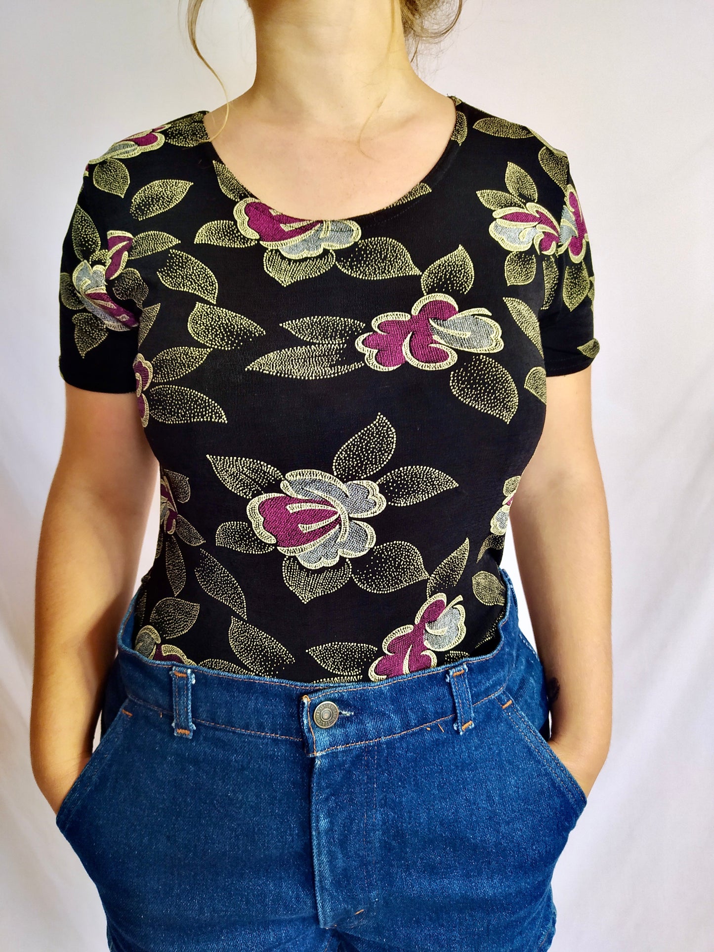 T-shirt moulant manches courtes fleurs bordeaux