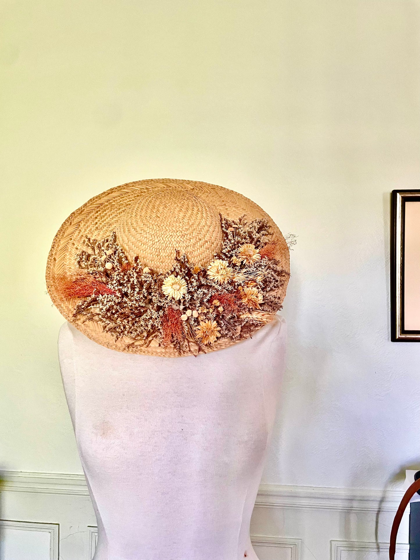 Chapeau de paille ancien et fleurs séchées