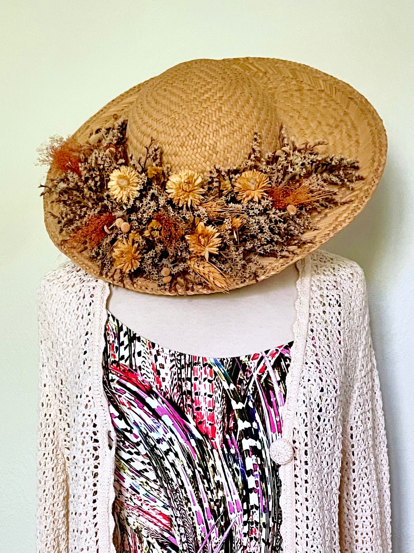 Chapeau de paille ancien et fleurs séchées