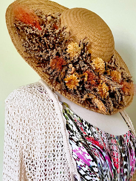 Chapeau de paille ancien et fleurs séchées