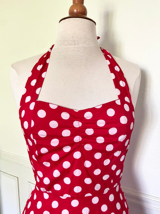 Robe vintage rouge à pois dos nu et noeud coton