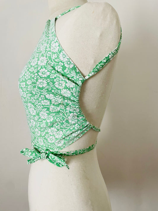 Top fait main dos nu plongeant ou croisé fleuri vert clair
