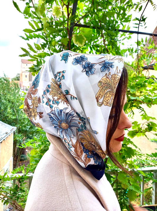 Grand foulard fleuri blanc et bleu