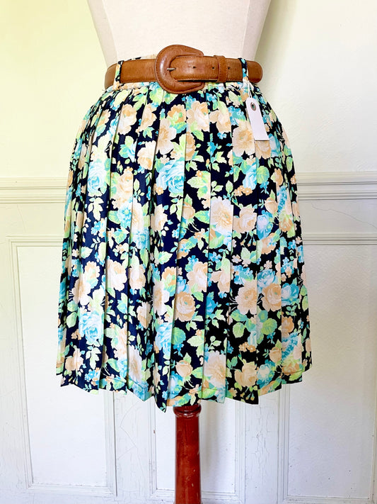 Jupe fleurie plissée bleue, verte et orange pastel