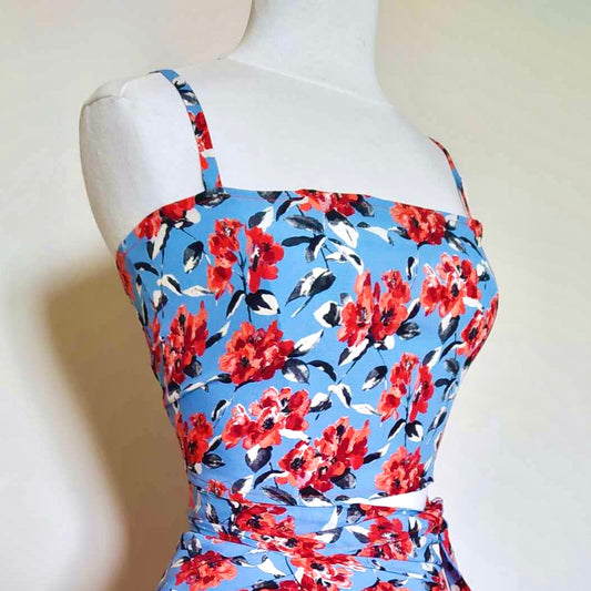 Top fait main dos nu bleu ciel et fleurs rouges