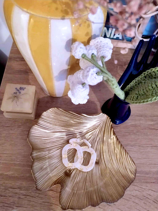 Boucles d'oreilles ovales blanches et dorées