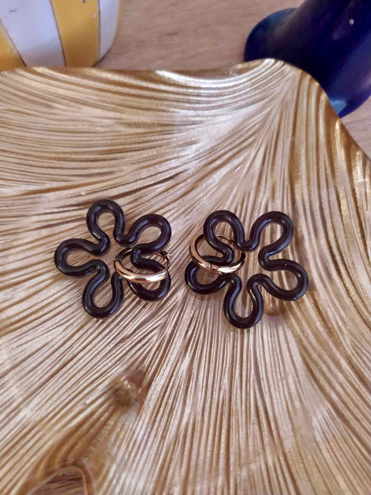 Bloucles d'oreilles anneaux dorés et fleurs
