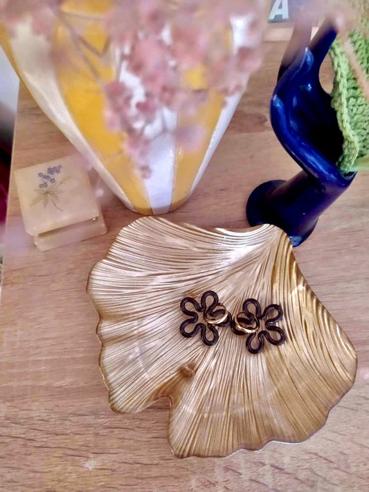 Bloucles d'oreilles anneaux dorés et fleurs