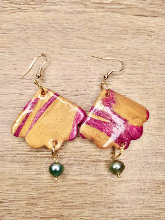 Boucles d'oreilles marbré rose et doré perle verte irisée