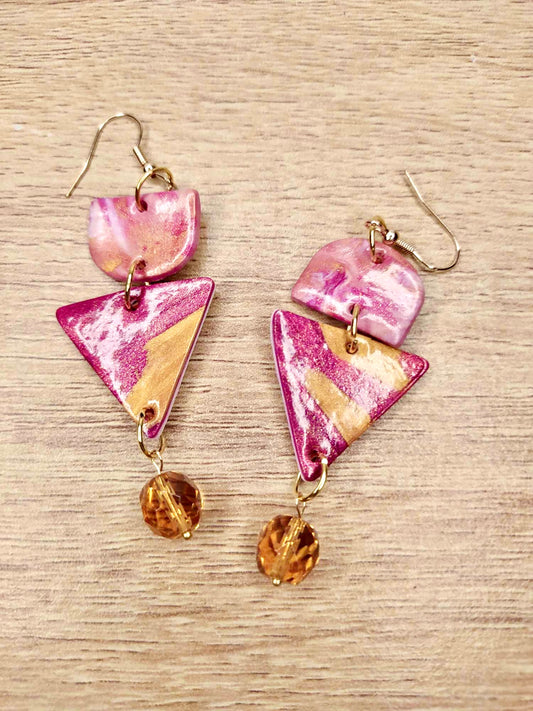 Boucles d'oreilles géométriques et perles à facettes orangées