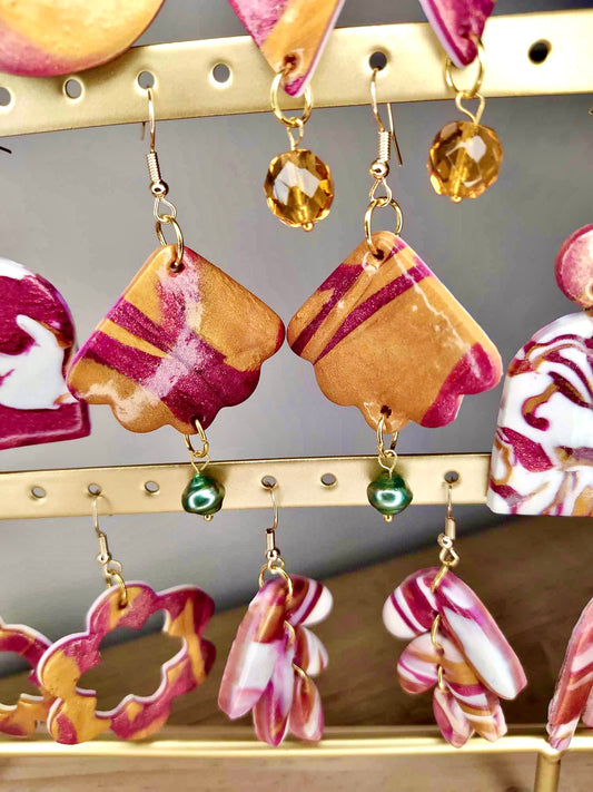 Boucles d'oreilles marbré rose et doré perle verte irisée