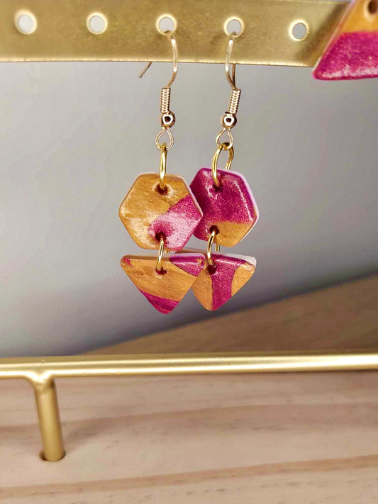 Boucles d'oreilles géométriques roses orangées et dorées