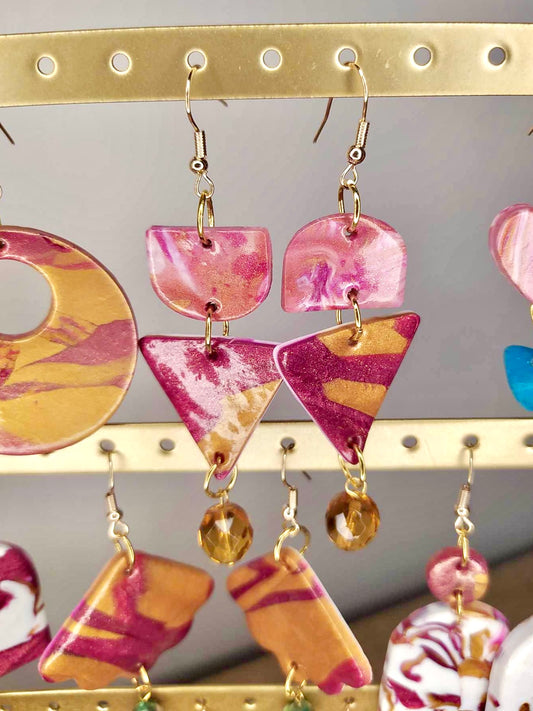 Boucles d'oreilles géométriques et perles à facettes orangées