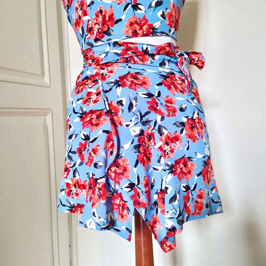 Jupe portefeuille faite main bleu ciel et fleurs rouges