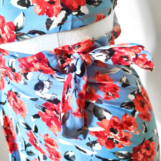 Jupe portefeuille faite main bleu ciel et fleurs rouges