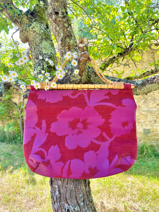 Sac été vintage fleur flower poser homme bohème violet fushia bambou style rétro seconde main occasion pas cher fleurs motifs plage collection 2025 mode femme