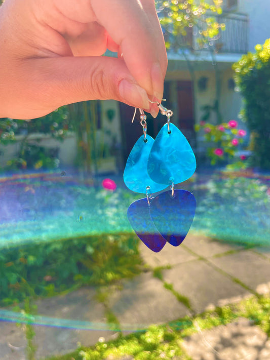 Boucles d’oreilles médiators bleu piscine et bleu foncé irisé 🪼