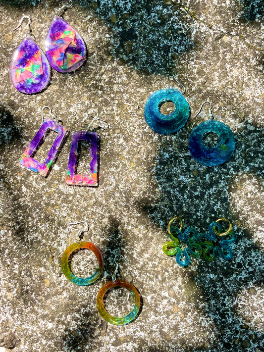 Les boucles d’oreilles SOLEIL anneaux transparent jaune orange rouge et bleu ☀️