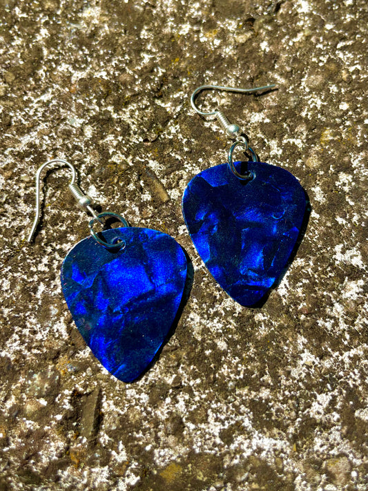 Boucles d’oreilles médiator bleu foncé irisé 💿