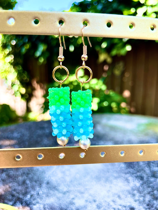 Boucles d’oreilles faite main bleues vertes et perle irisée