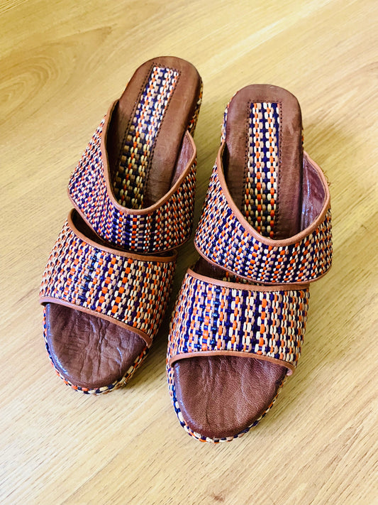 Sandales à talons compensés raphia et cuir Afrique