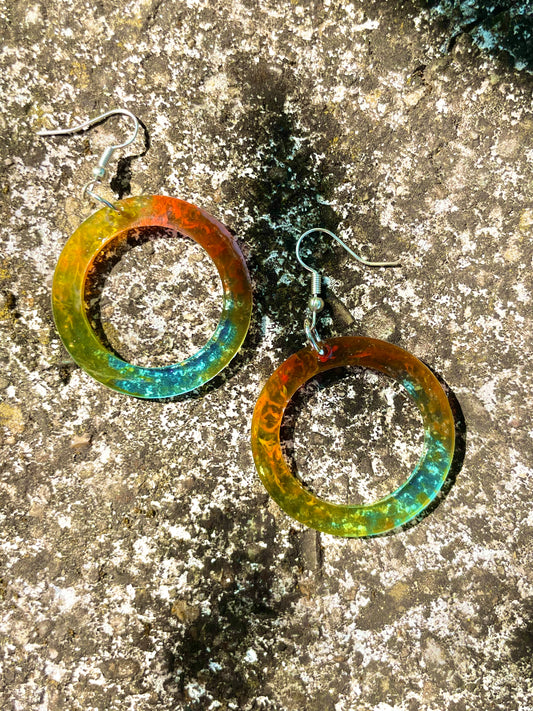 Les boucles d’oreilles SOLEIL anneaux transparent jaune orange rouge et bleu ☀️