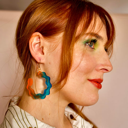 Boucles d'oreilles vagues bleu et orange transparents