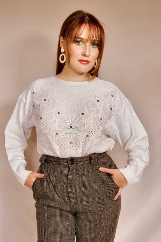 Pull blanc et perles dorées