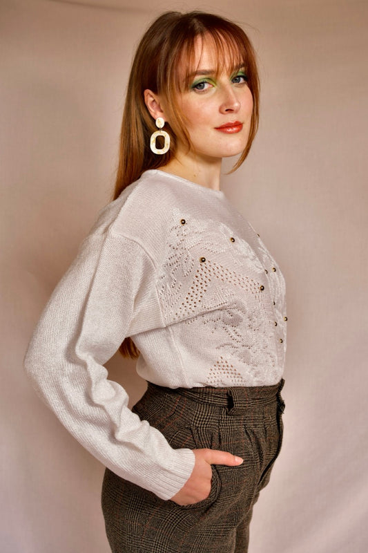 Pull blanc et perles dorées