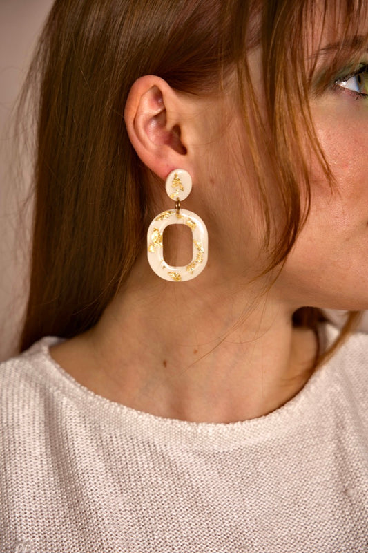 Boucles d'oreilles ovales blanches et dorées