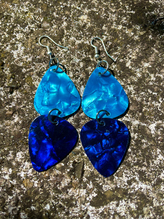 Boucles d’oreilles médiators bleu piscine et bleu foncé irisé 🪼