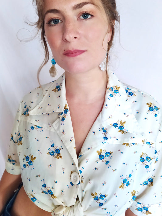 Chemise col pointu petites fleurs bleues