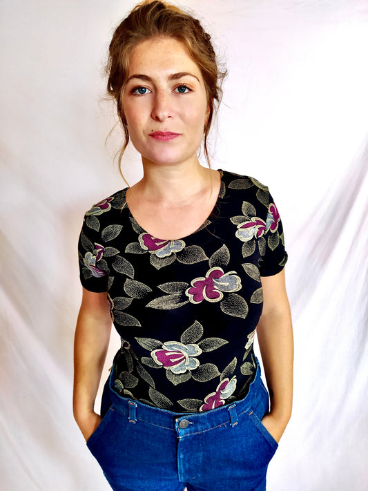 T-shirt moulant manches courtes fleurs bordeaux