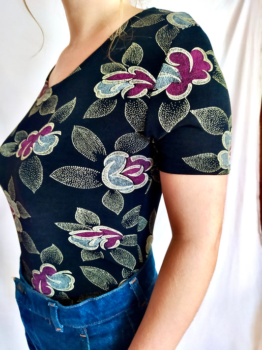 T-shirt moulant manches courtes fleurs bordeaux