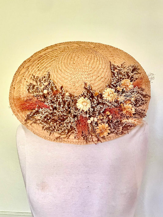 Chapeau de paille ancien et fleurs séchées