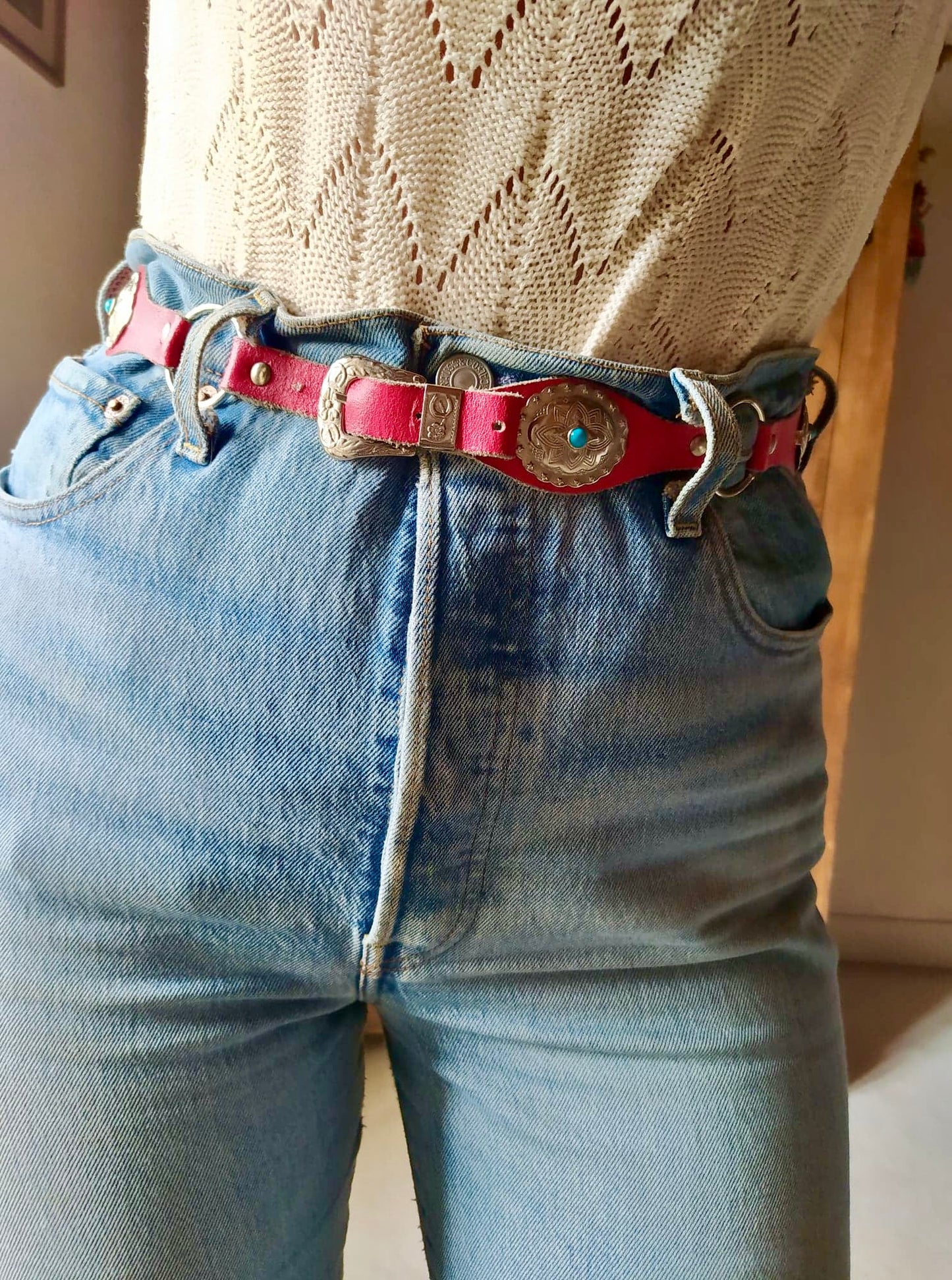 Ceinture rouge métal et pierres bleues