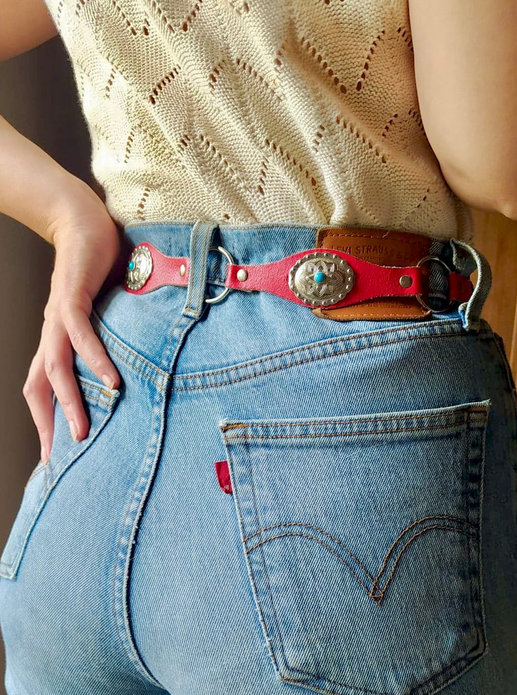 Ceinture rouge métal et pierres bleues