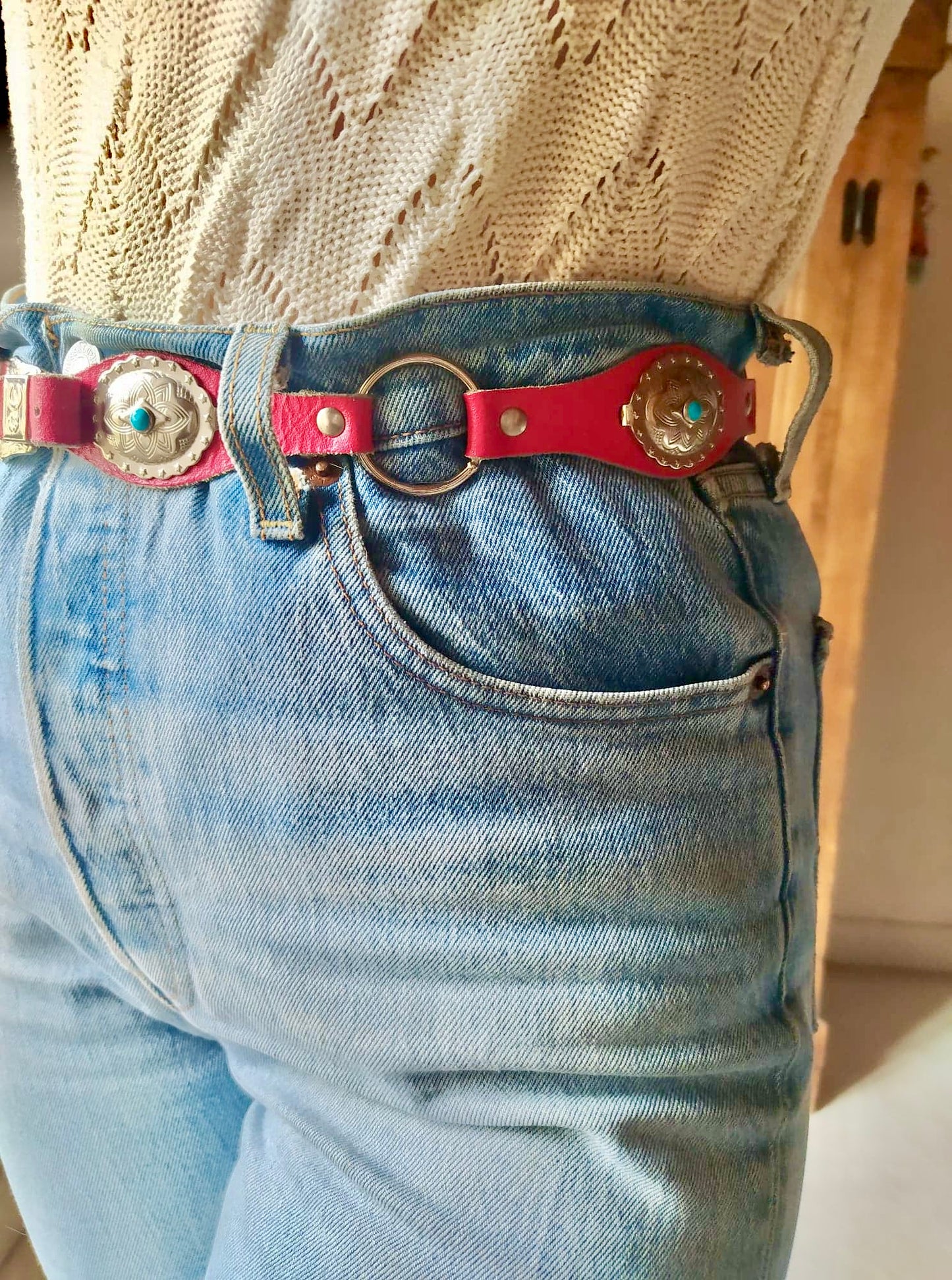 Ceinture rouge métal et pierres bleues