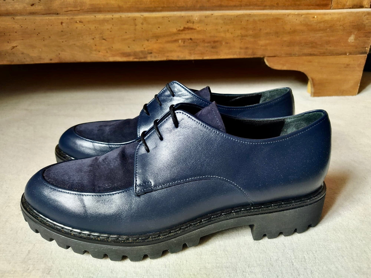 chaussures de ville femme derbies marque carel cuir nubuck bleu marine occasion moins cher taille 40 pret a porte femme seconde main accessoires hiver semelle crantées epaisse lacet neuves neuf pas cher