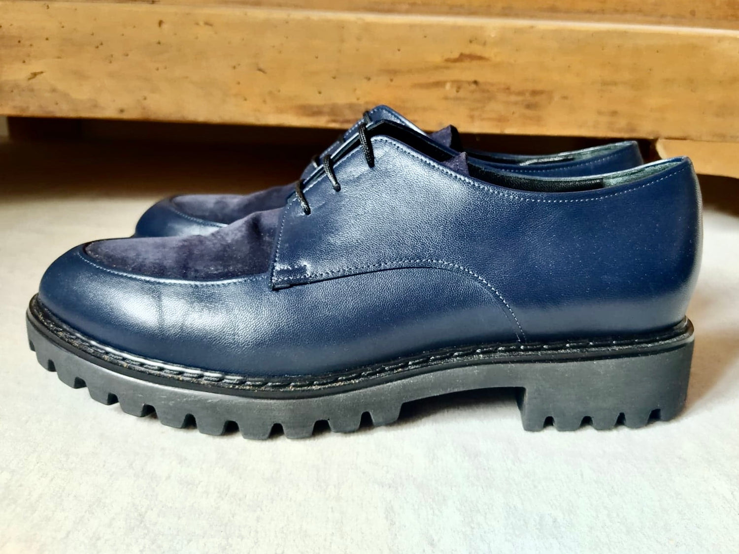 chaussures de ville femme derbies marque carel cuir nubuck bleu marine occasion moins cher taille 40 pret a porte femme seconde main accessoires hiver semelle crantées epaisse lacet neuves neuf pas cher